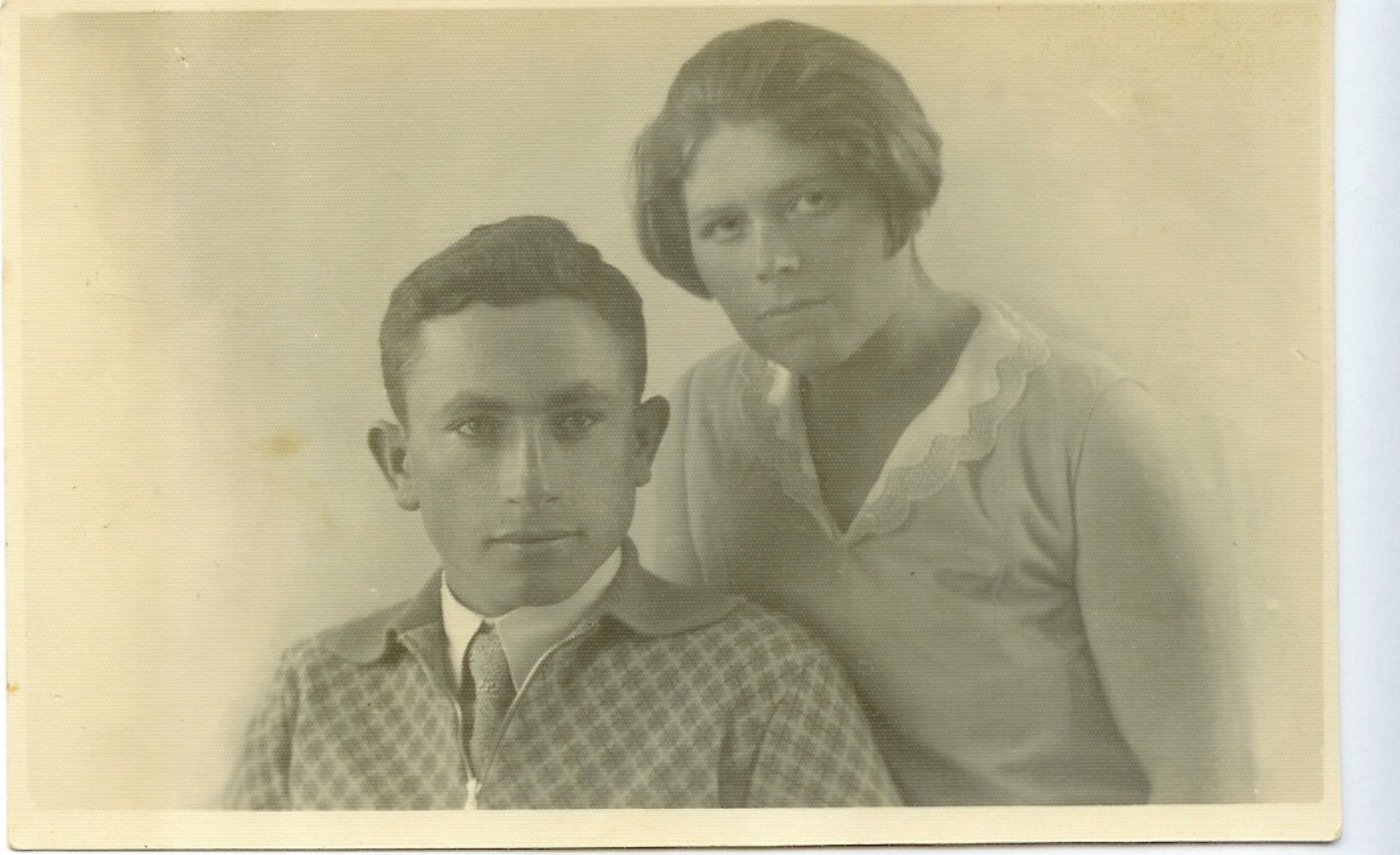 צילום סטודיו של זוג צעיר (גבר ואישה).