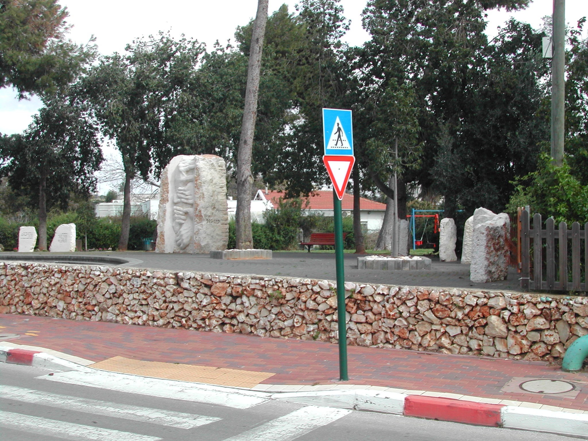 מבט רחוב על כיכר האנדרטה והפארק שסביבה.