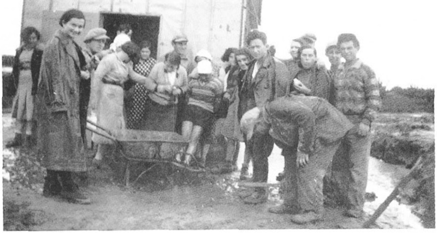 קיבוץ כרית במחנה הישן בפינת רח' בתי הסוכנות וההכשרות. הוואדי הציף את המחנה.