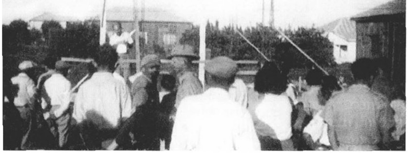 אבן הפינה לבית הפועלים ב-1939 במרכז הדר (בהמשך הפך למחסן התערובת). הדגל האדום התנוסס לצד הדגל הכחול לבן.
