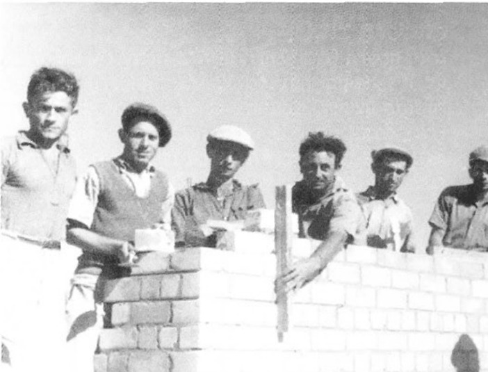 פועלי הבנין מהדר. משמאל ברוורמן, משה מזאה, צ'רבוניץ, איסר בורלא, פימשטיין וברזין.