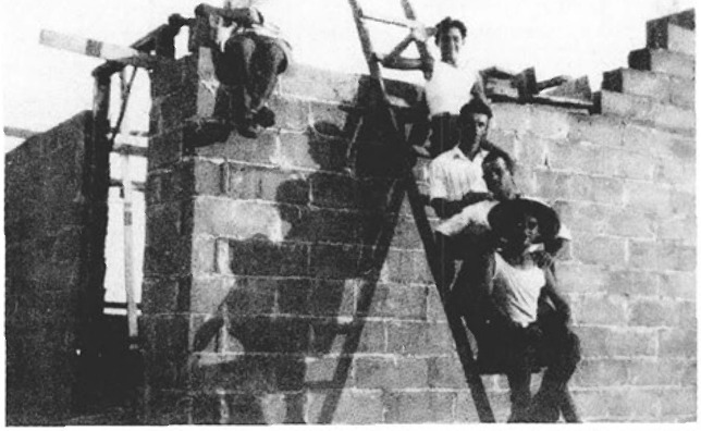 בנין המשרד ללא התוספות ב-1932.