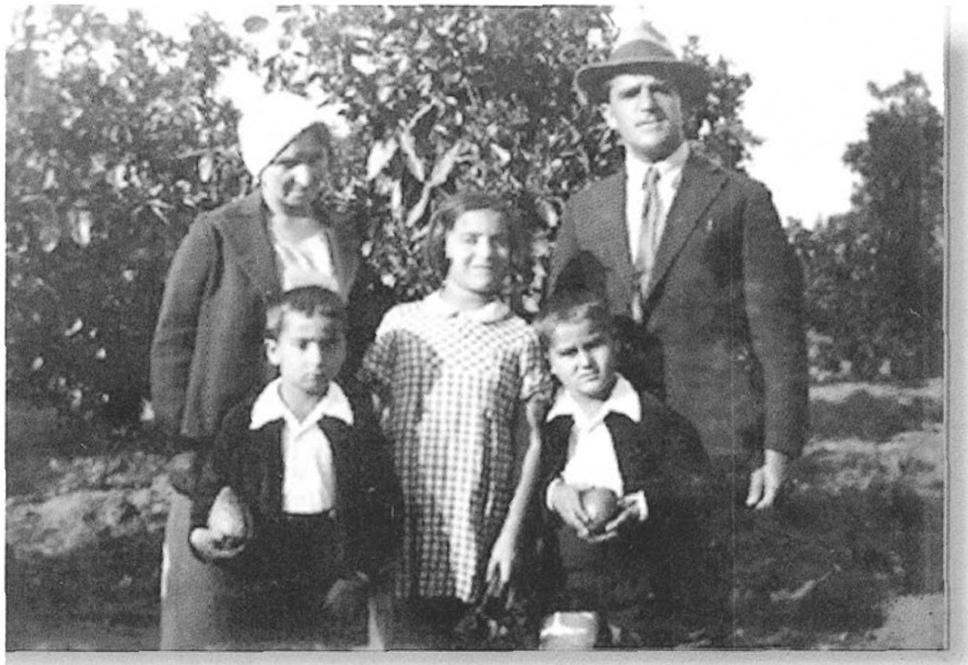משפחת אריה ופנינה אבטיחי. הבת חוה והתאומים עמיחי ומנחם מבקרים בפרדס. מנחם הי