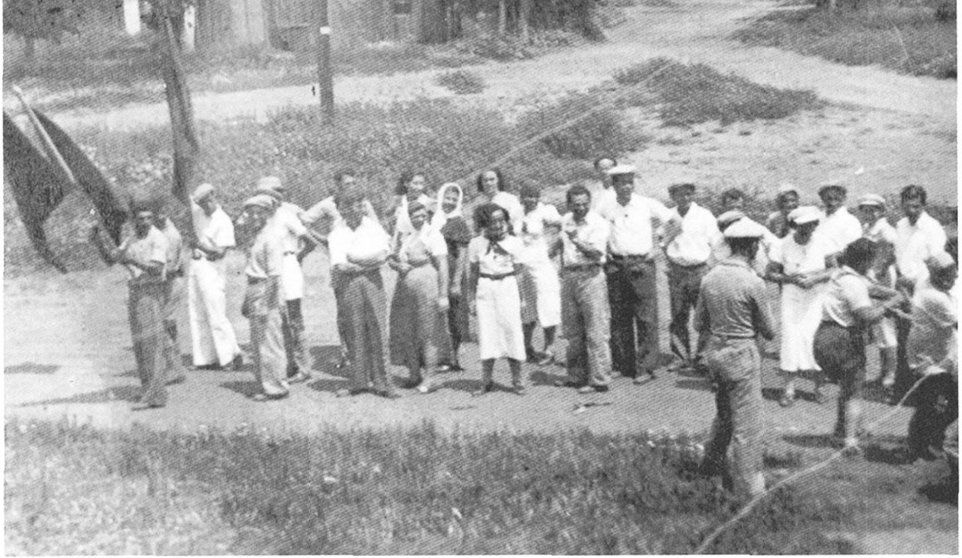 תושבי הדר ופועליה בהפגנת האחד במאי 1938. ברקע צריף המטבח של פועלי לב – כיום גינת המרפאה.