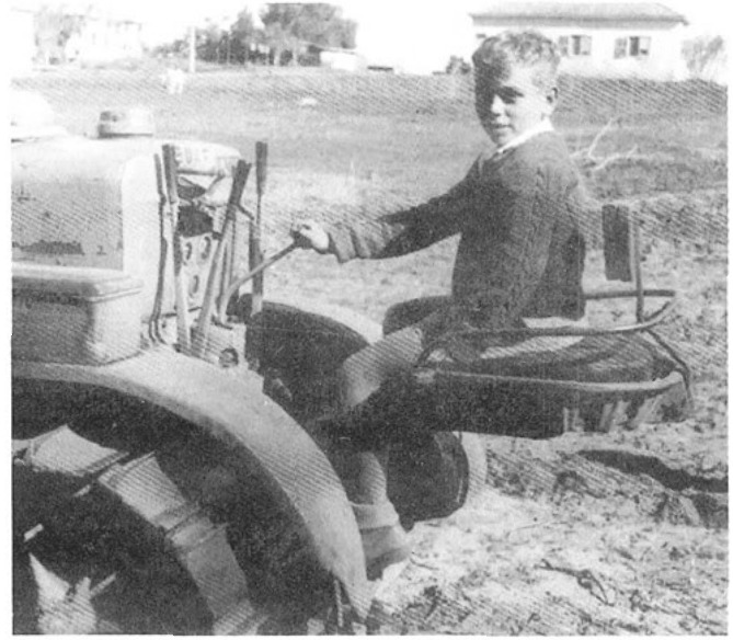 איתן טנא (טננבוים) והטרקטור לפרדסים של הדר ב-1951.