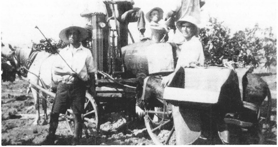 אפרים הרץ והמרסס שהופעל ביד ב-1932.
