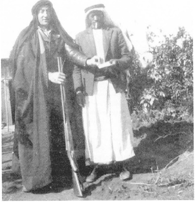 מונס מזורי עם השומר הערבי בגוש הפרדסים שמדרום להדר.