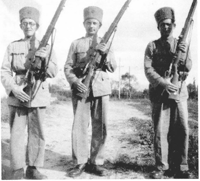 אפרים הרץ מימין ויעקב בורלא באמצע, 1938. הנשק מוכן לבדיקה.