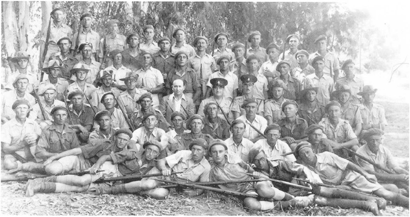קורס גדוד הנוטרים בשרון שהתקיים בקרית אריה ב-1939. יצחק לב בשורה השניה באמצע, ניסן אשרי בשורה השלישית לשמאלו. המדריכים הבריטים בכובעי משטרה. האזרח – ספקטור, מפקד חיל הנוטרים בסוכנות היהודית.