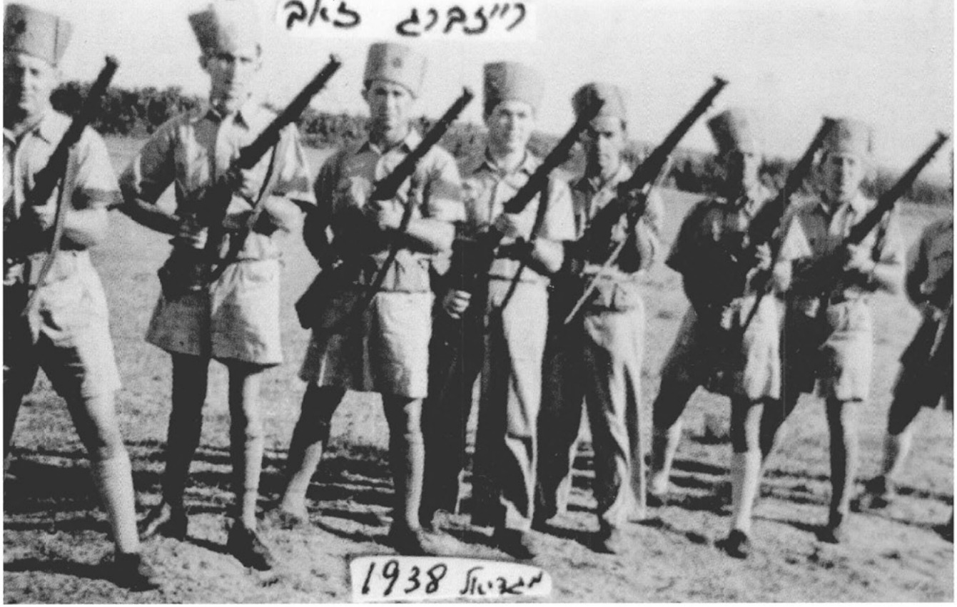 כיתת נוטרים בתרגול ובהם גם זאב רייזברג ב-1938.