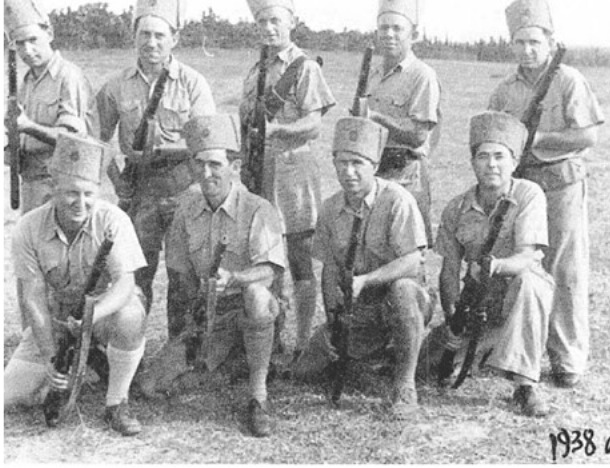 כיתת נוטרים ובהם זאב רייזברג ב-1938.