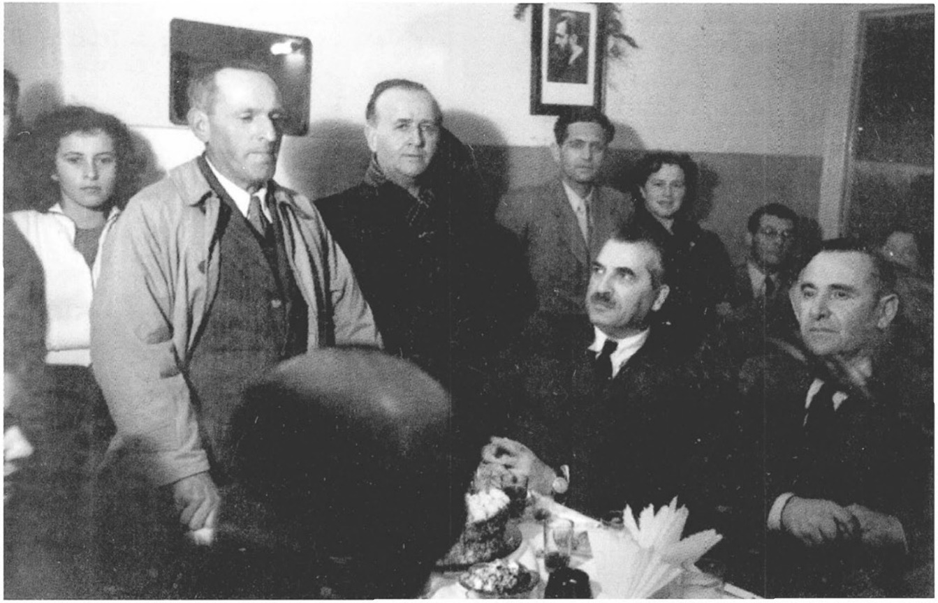 טקס איחוד הדר עם רמתיים ב-1951 שנעשה בלחץ משרד הפנים לספק שירותים לאוכלוסייה שגדלה. בתמונה אפרים כהן משמאל לידו שלום לרנר שנבחר לראש המועצה, יושב שר הפנים.