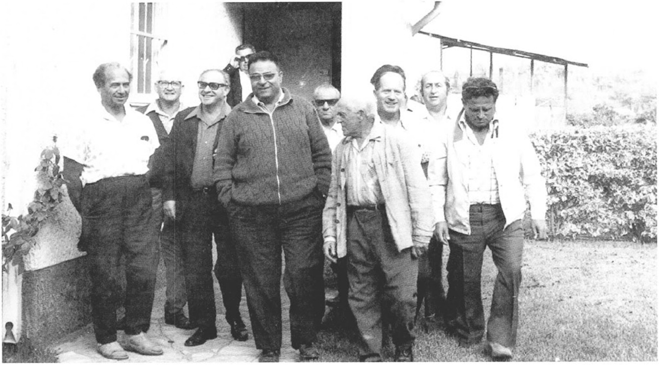 ביקור שר החקלאות אוזן בהדר ב-1970. המארחים מהדר: אפרים כהן וישראל אהרונוביץ'. המלווה הוא ינוביץ' ראש המועצה ומנהל משרד החקלאות האזורי.
