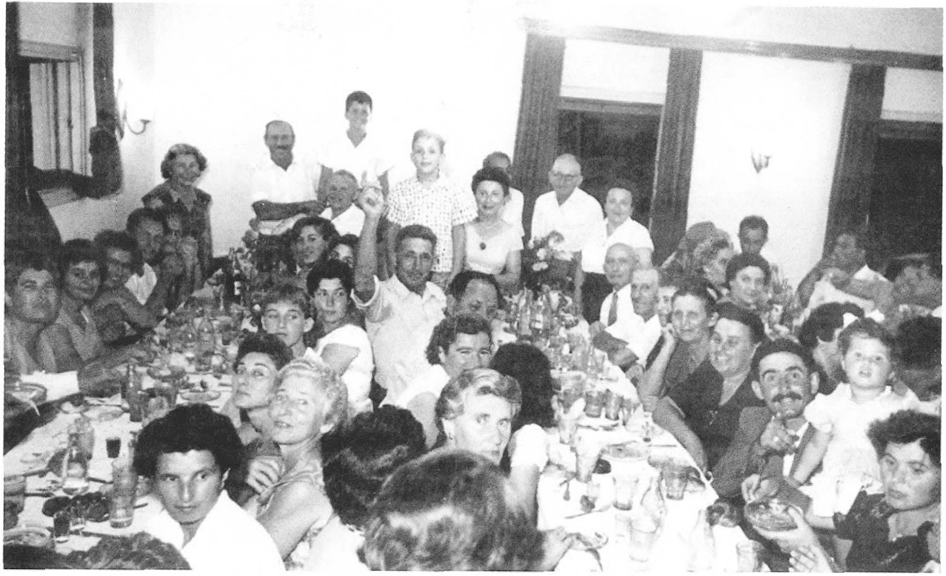 תושבי הדר בחתונה של גינה הרץ ב-1956.