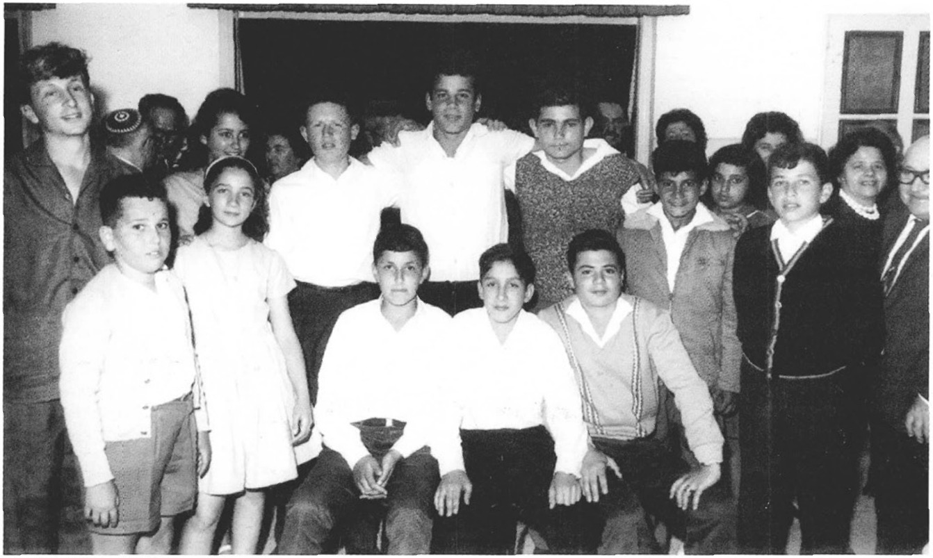 ילדי הדר בבר המצווה של משה הרץ ב-1963.