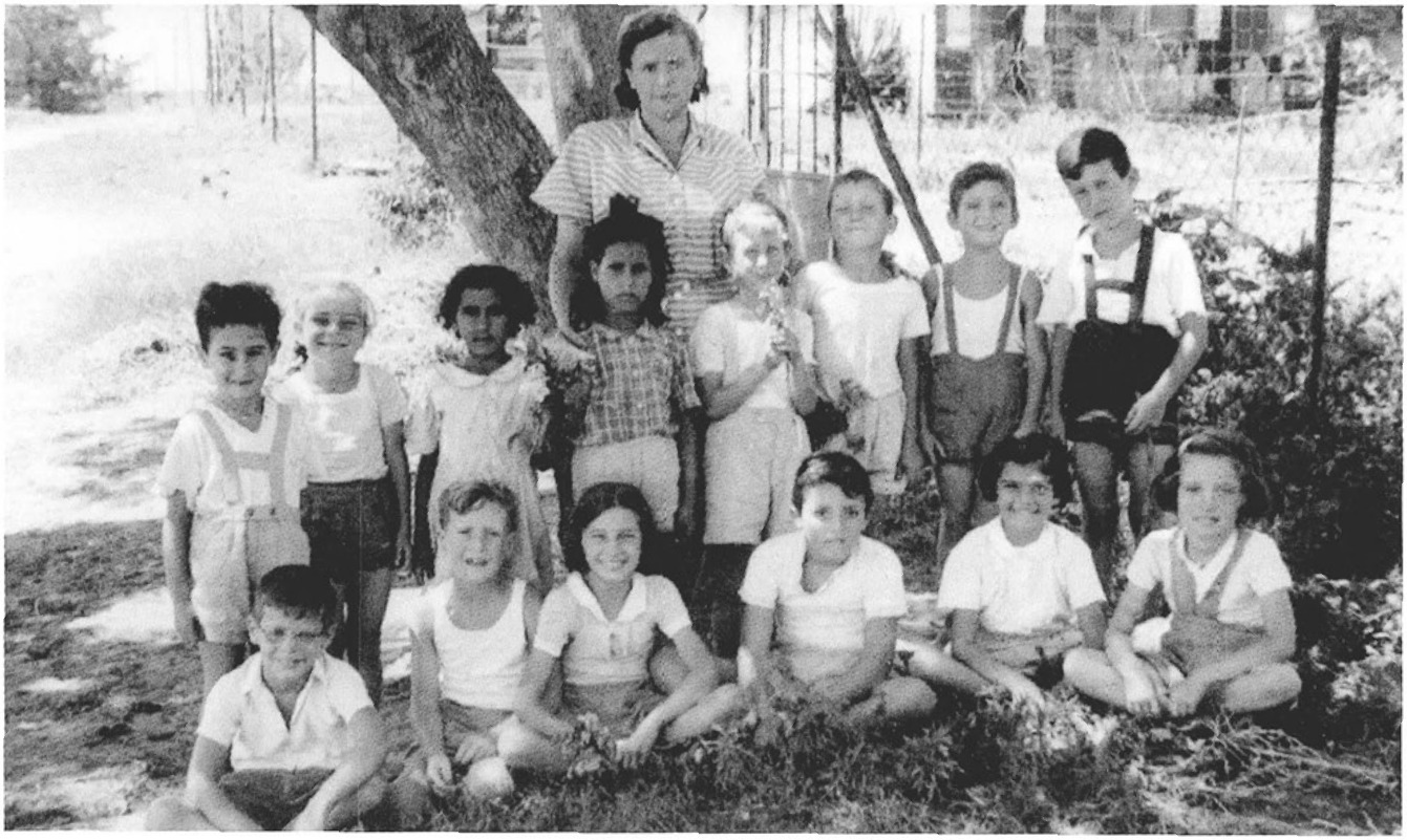 כתה ב' בהדר ב-1947. המורה חיה.